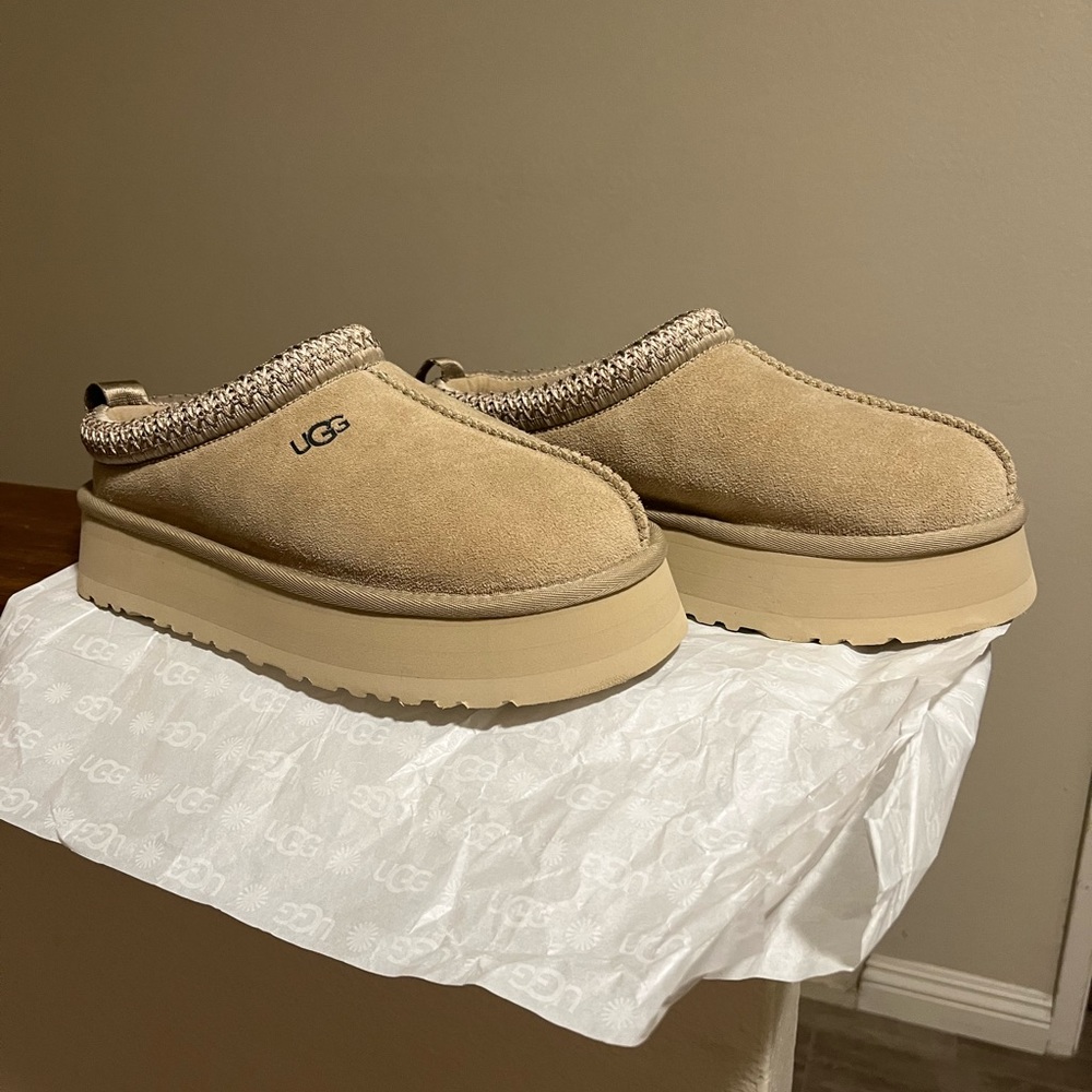 Mustard seed UGG Tazz platform slippers ( Women’s US 8 )